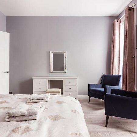 4 Bedroom House, 2 Min Walk From Station London Eksteriør billede