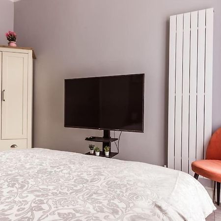 4 Bedroom House, 2 Min Walk From Station London Eksteriør billede