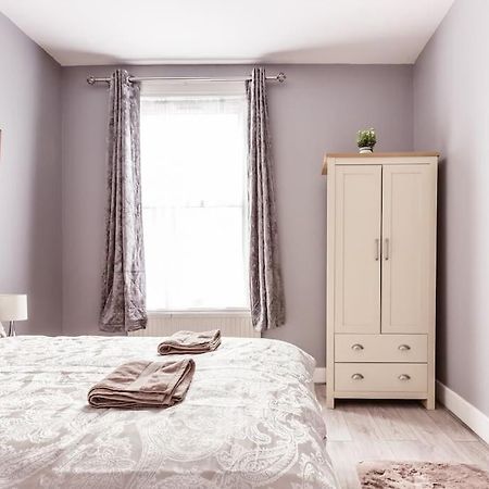 4 Bedroom House, 2 Min Walk From Station London Eksteriør billede