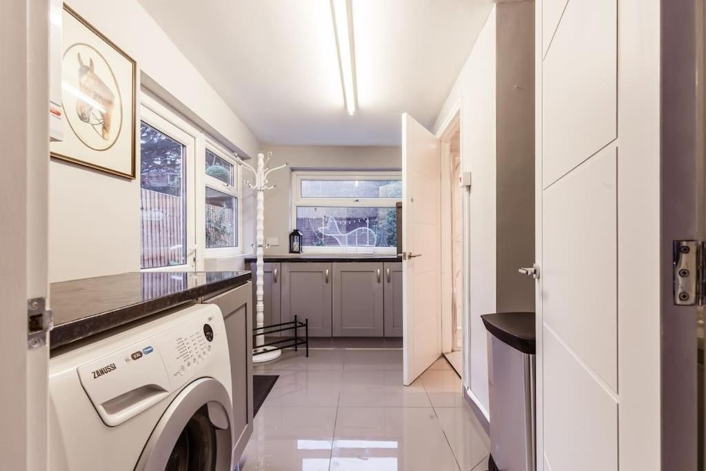 4 Bedroom House, 2 Min Walk From Station London Eksteriør billede