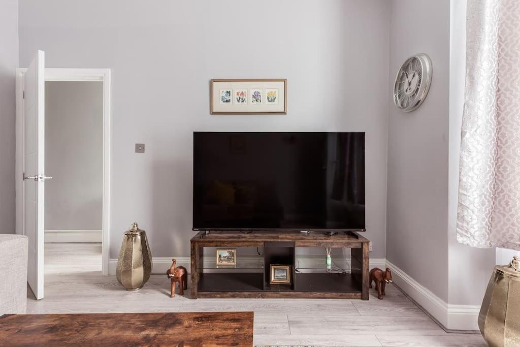 4 Bedroom House, 2 Min Walk From Station London Eksteriør billede