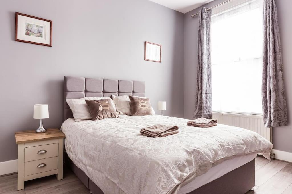 4 Bedroom House, 2 Min Walk From Station London Eksteriør billede