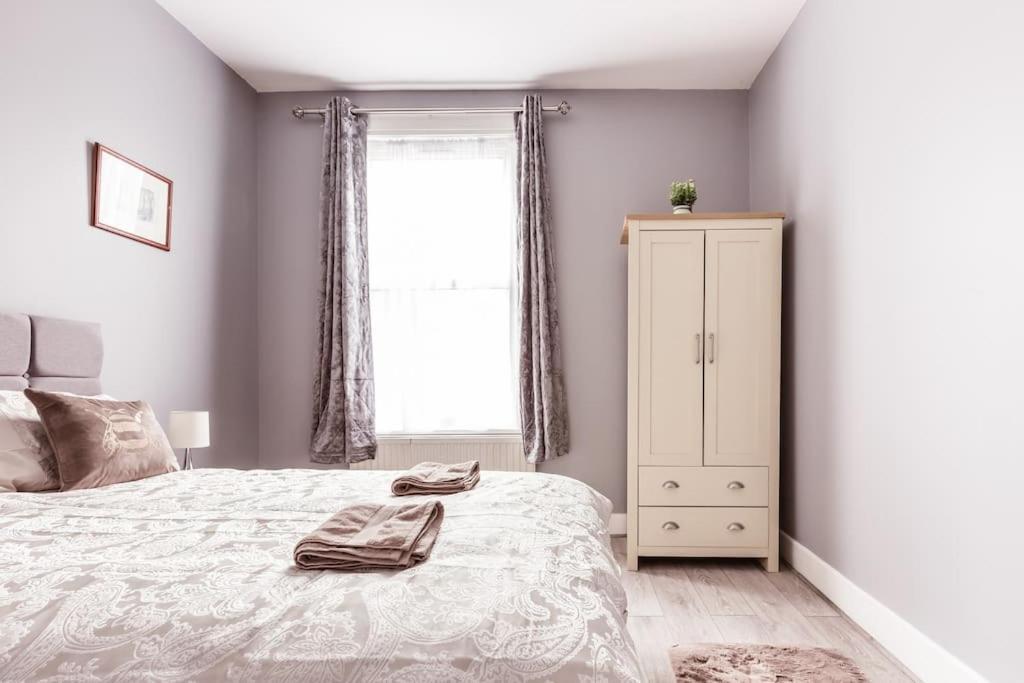 4 Bedroom House, 2 Min Walk From Station London Eksteriør billede