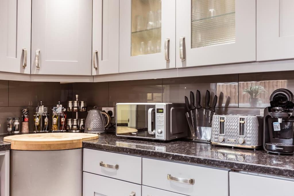 4 Bedroom House, 2 Min Walk From Station London Eksteriør billede