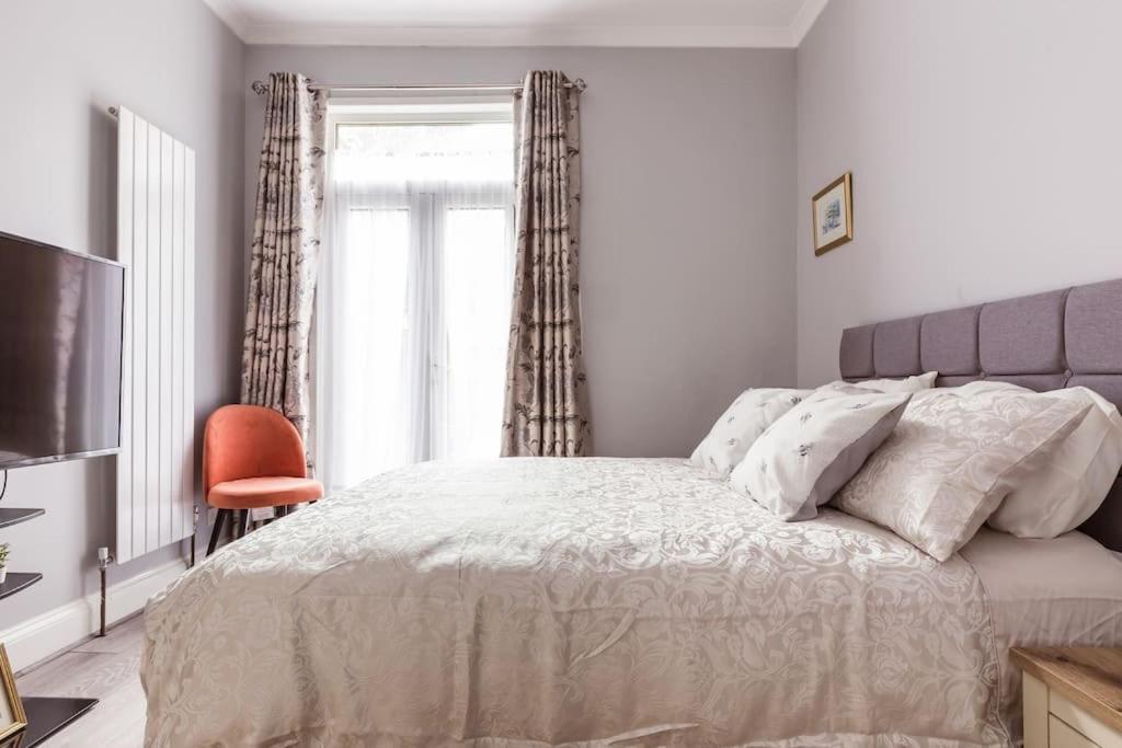 4 Bedroom House, 2 Min Walk From Station London Eksteriør billede