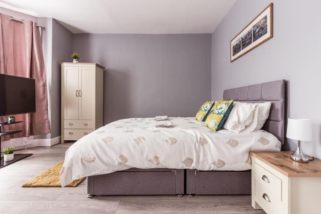 4 Bedroom House, 2 Min Walk From Station London Eksteriør billede