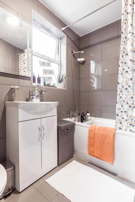 4 Bedroom House, 2 Min Walk From Station London Eksteriør billede