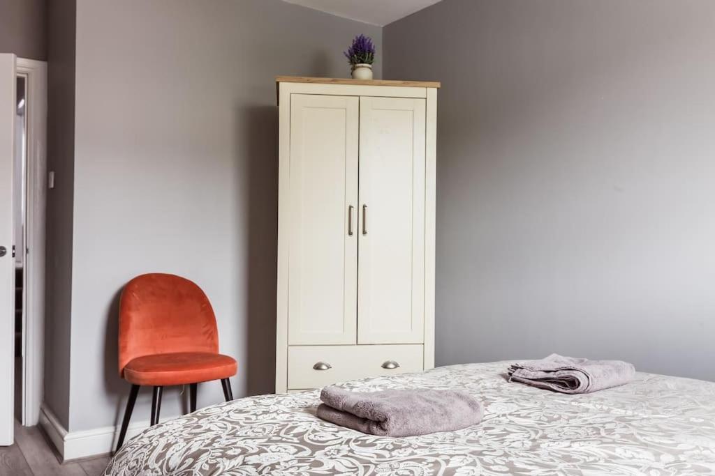 4 Bedroom House, 2 Min Walk From Station London Eksteriør billede